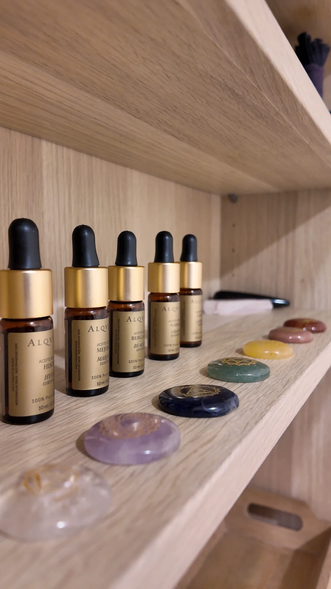 Olis essencials i pedres energètiques per als rituals corporals