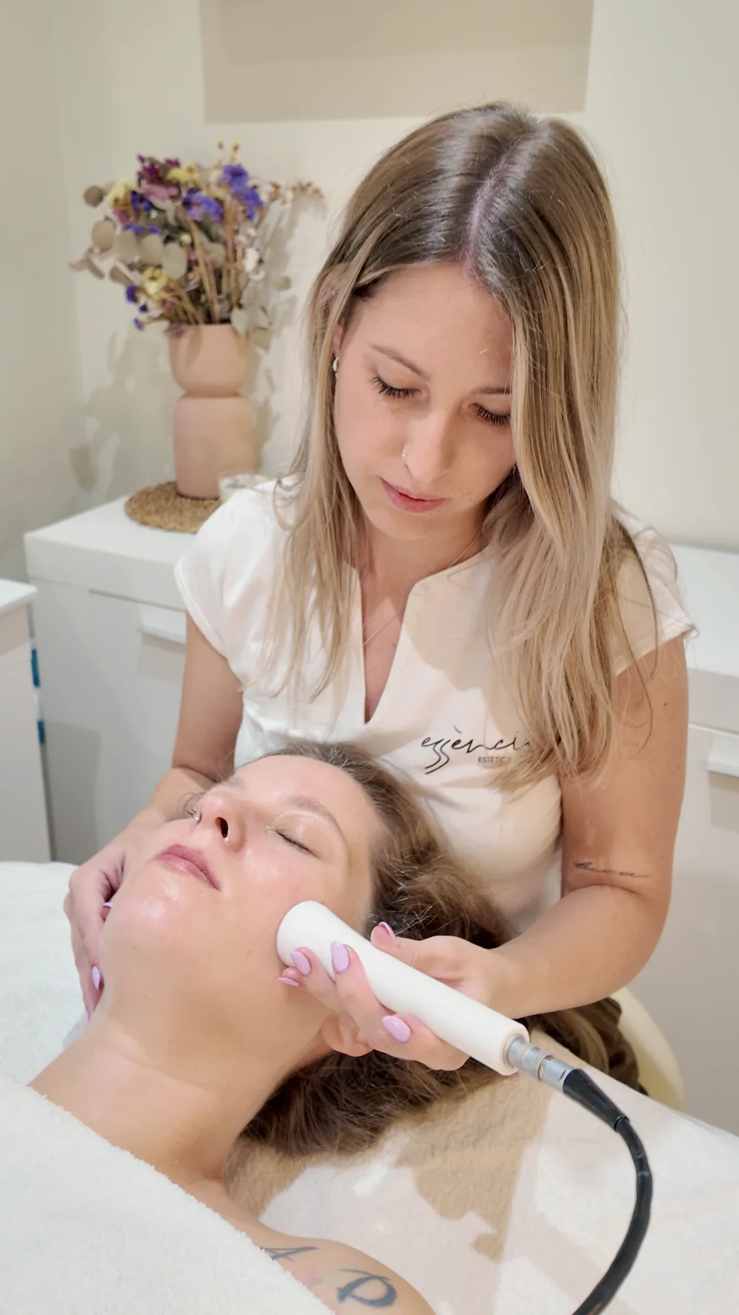 Tractament facial amb aparell a la cabina d'Essència Borges
