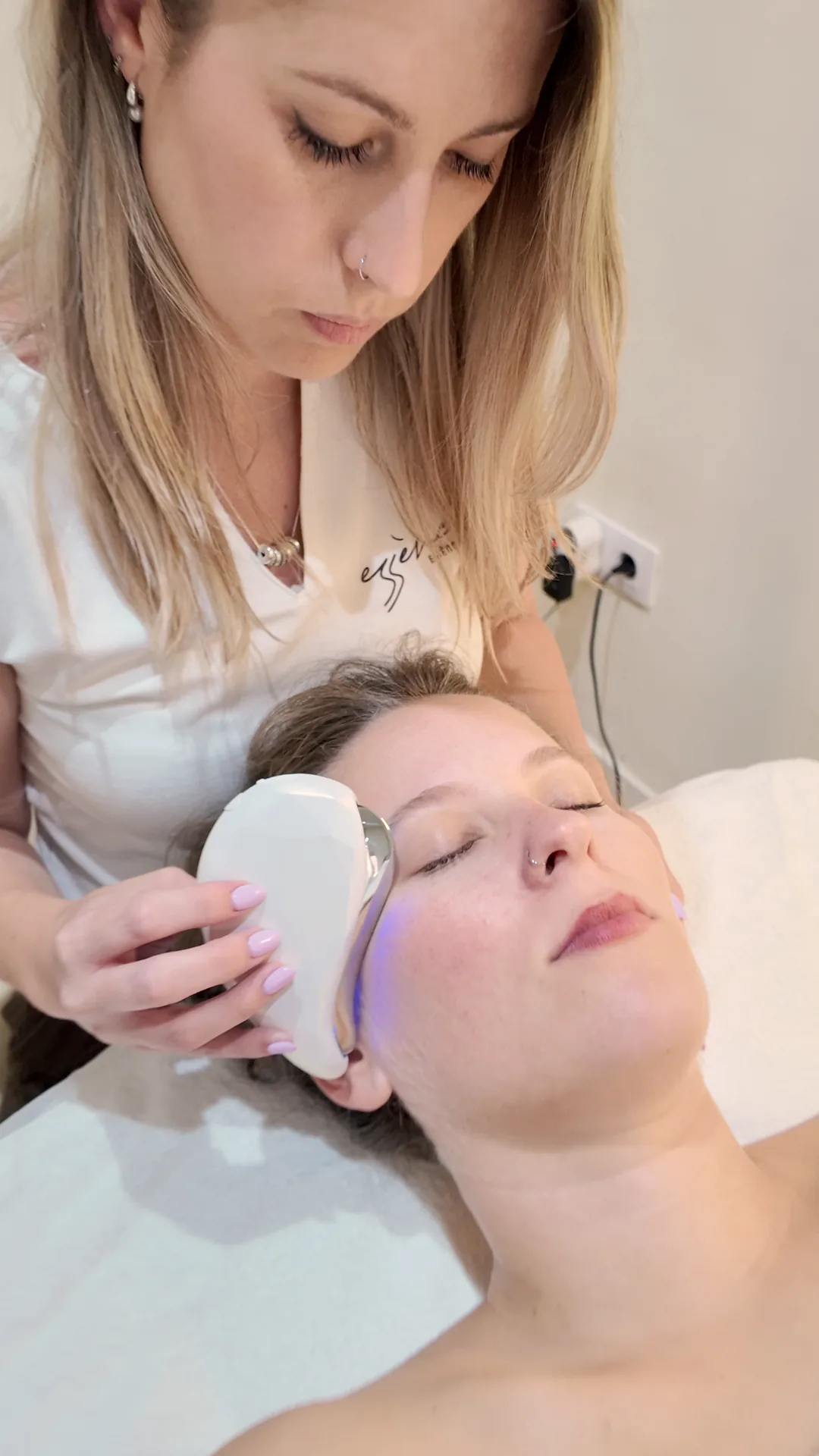 Tècnica de gua sha facial amb aparell de llum a Essència Borges, Les Borges Blanques